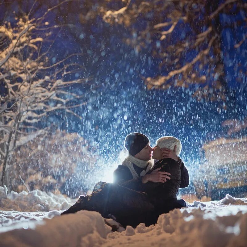 Обнимаю зимой. Пара зимой. Объятия зимой. Зимний поцелуй. Влюбленная пара зимой.
