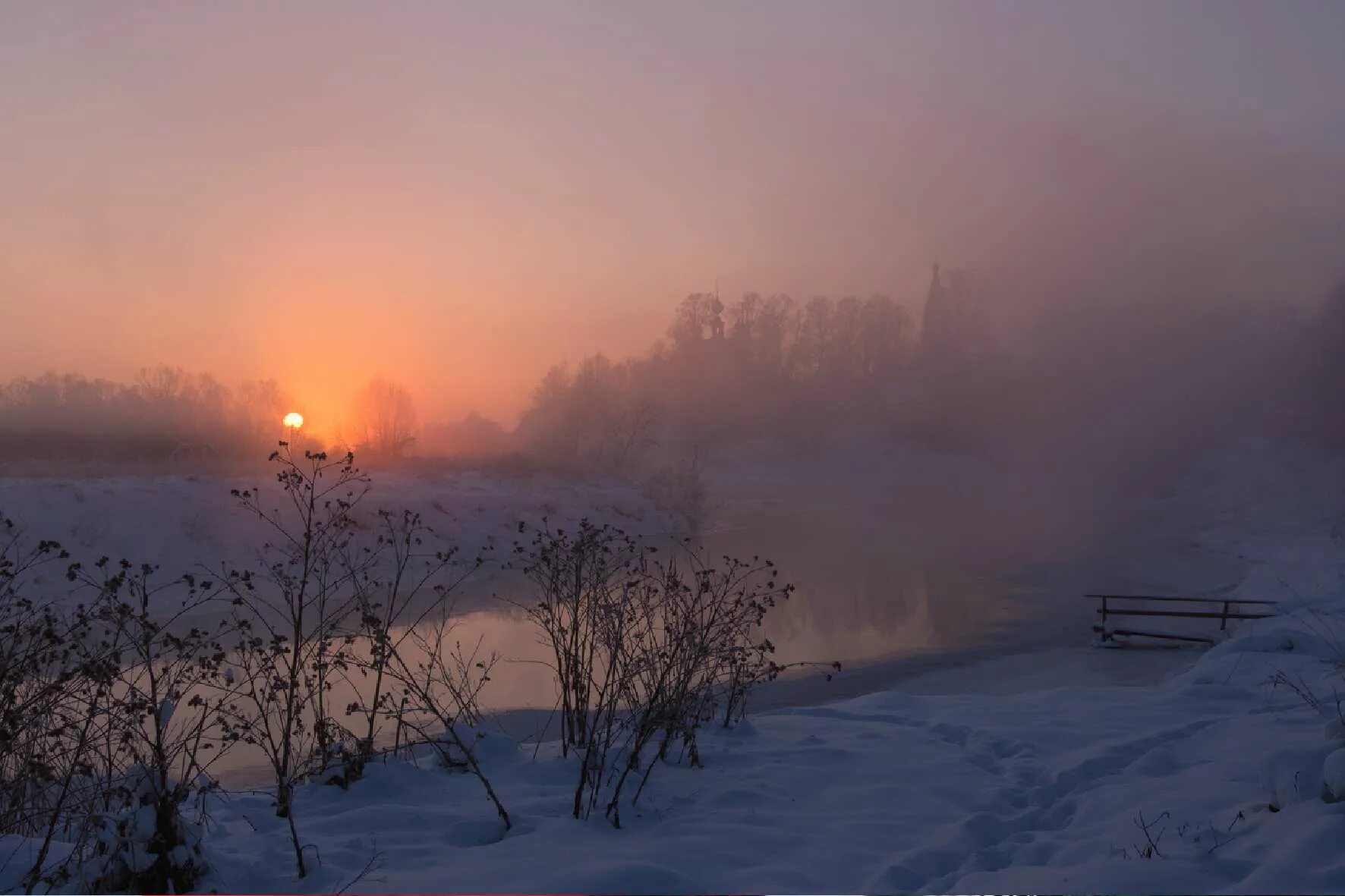 Сильный утренний мороз. Зима туман. Туман зимой. Зимний пейзаж с туманом. Зимний рассвет в степи.
