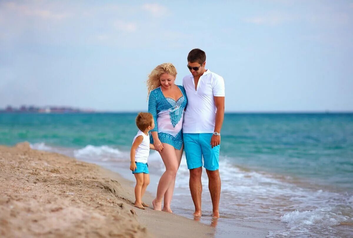 Счастливая семья на море. Семейная фотосессия на море. Семья с сыном на море. Семья на пляже. Мама папа на пляже