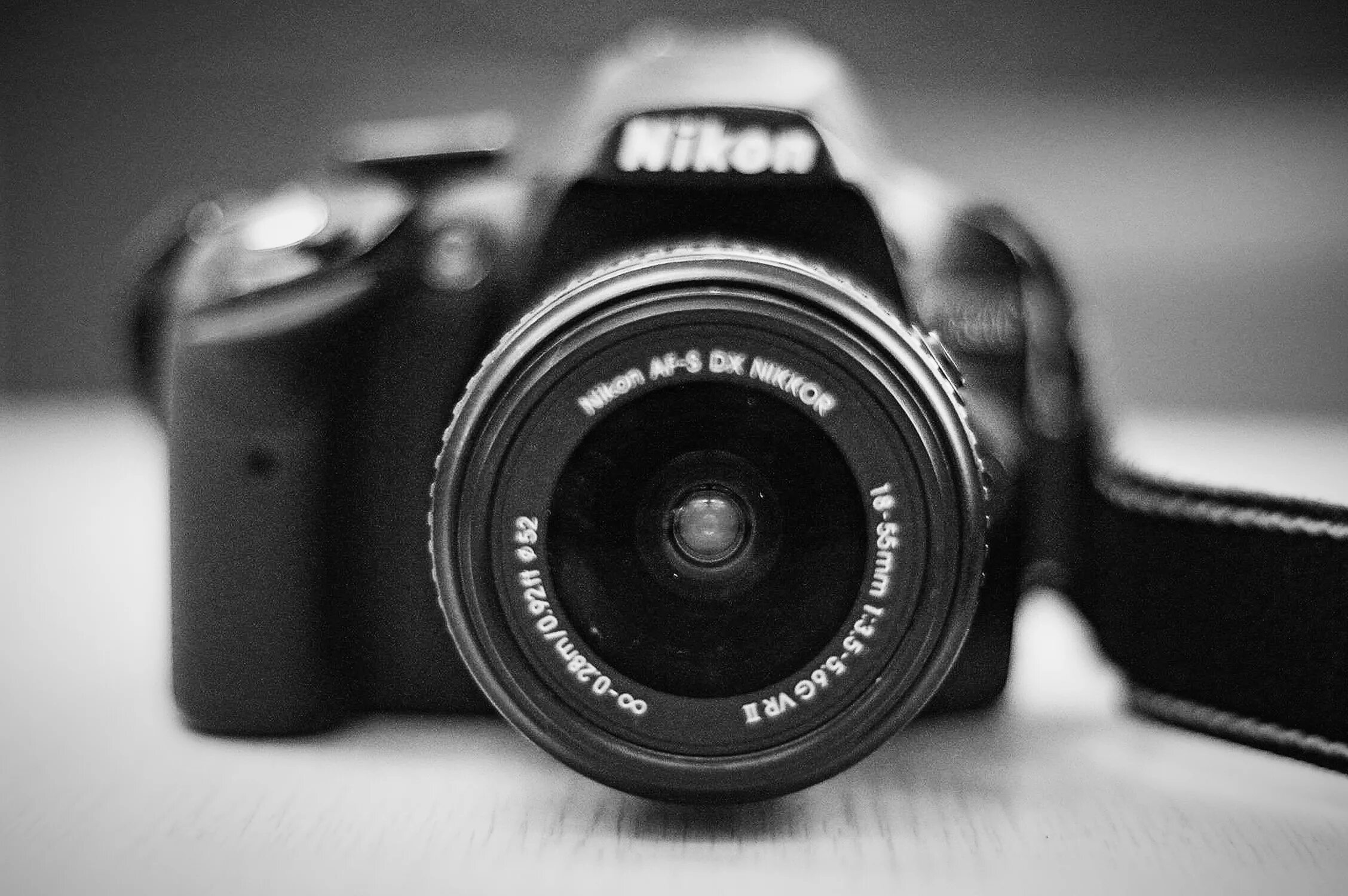 Камера стала черно белой. Фотоаппарат Nikon d3200. Фотоаппарат чб. Фотоаппарат чб Nikon.