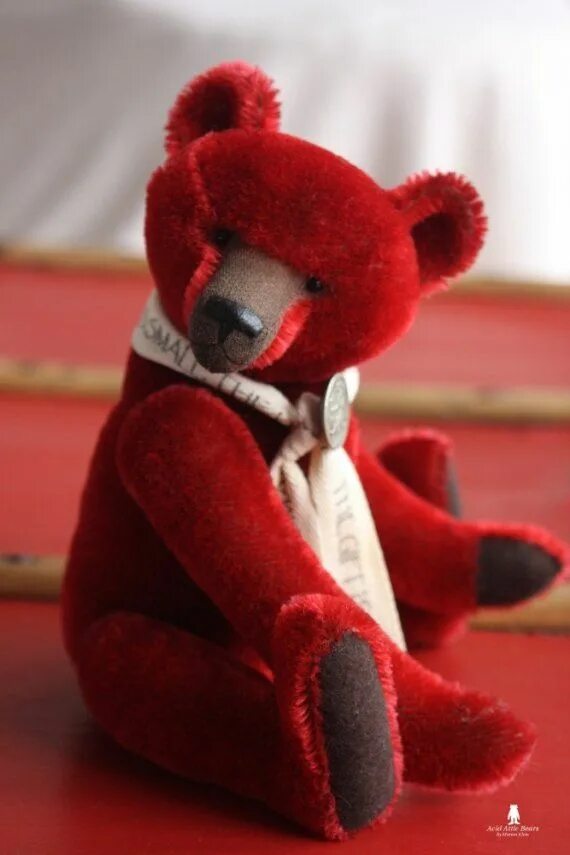 Красный плюшевый мишка. Красный медведь игрушка. Красный плюшевый медведь. Красный мишка Тедди.