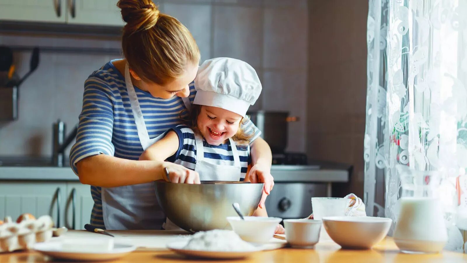 Мама с ребенком на кухне. Кухня для детей. Готовка с детьми на кухне. Фотосессия на кухне.