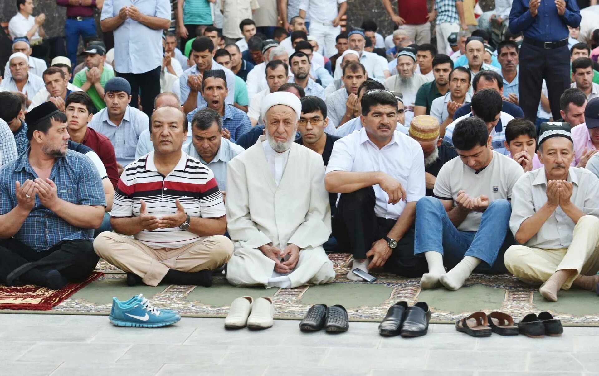 Намаз таджикистан душанбе. Время намаза в таджикистане. Мечеть в душанбе. Намаз в таджикистане. Namoz vaqti.
