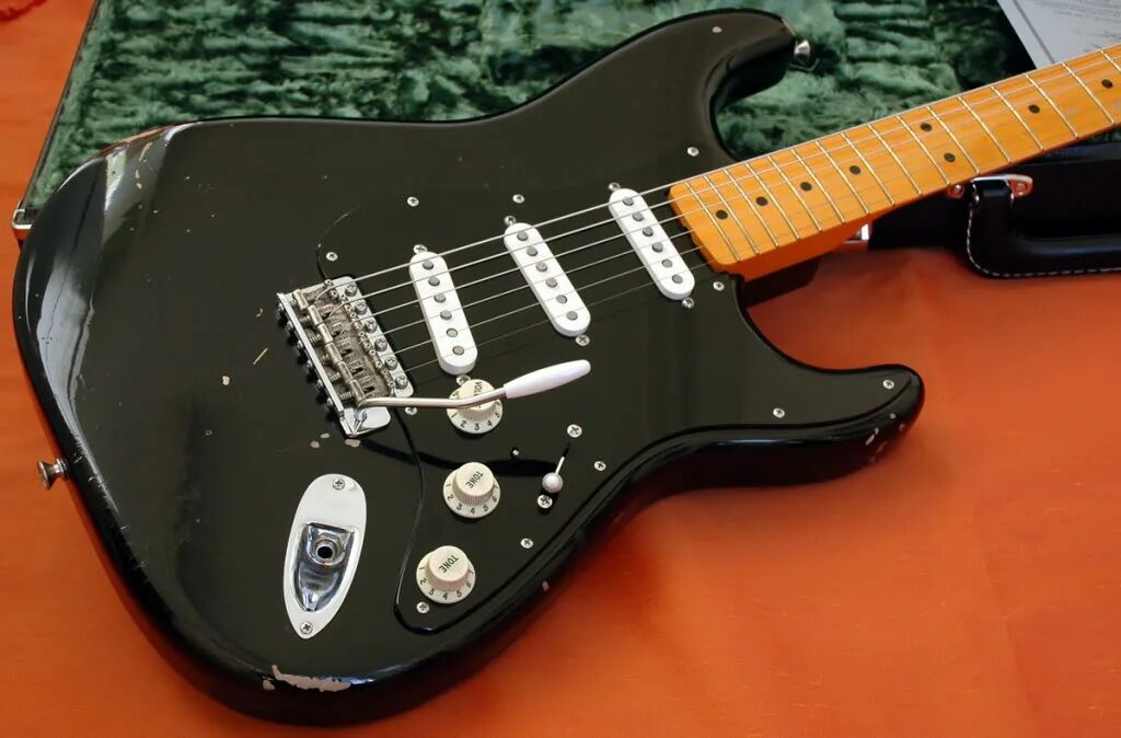 Гилмор стратокастер. Fender Black Strat Дэвида Гилмора. Фендер стратокастер Гилмор. Black Strat David Gilmour.