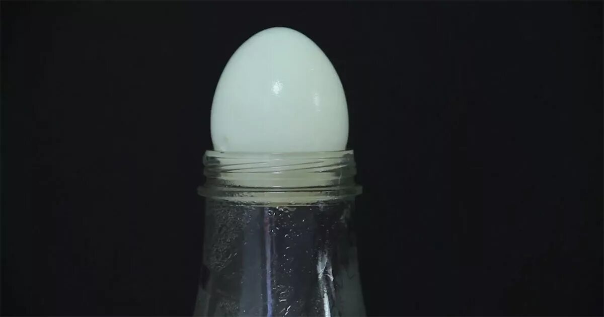 Опыт яйцо в бутылке. Эксперимент с яйцом и бутылкой. Фокус с яйцом и бутылкой. Яйцо в бутылке опыт по физике. Бутылочка опыта