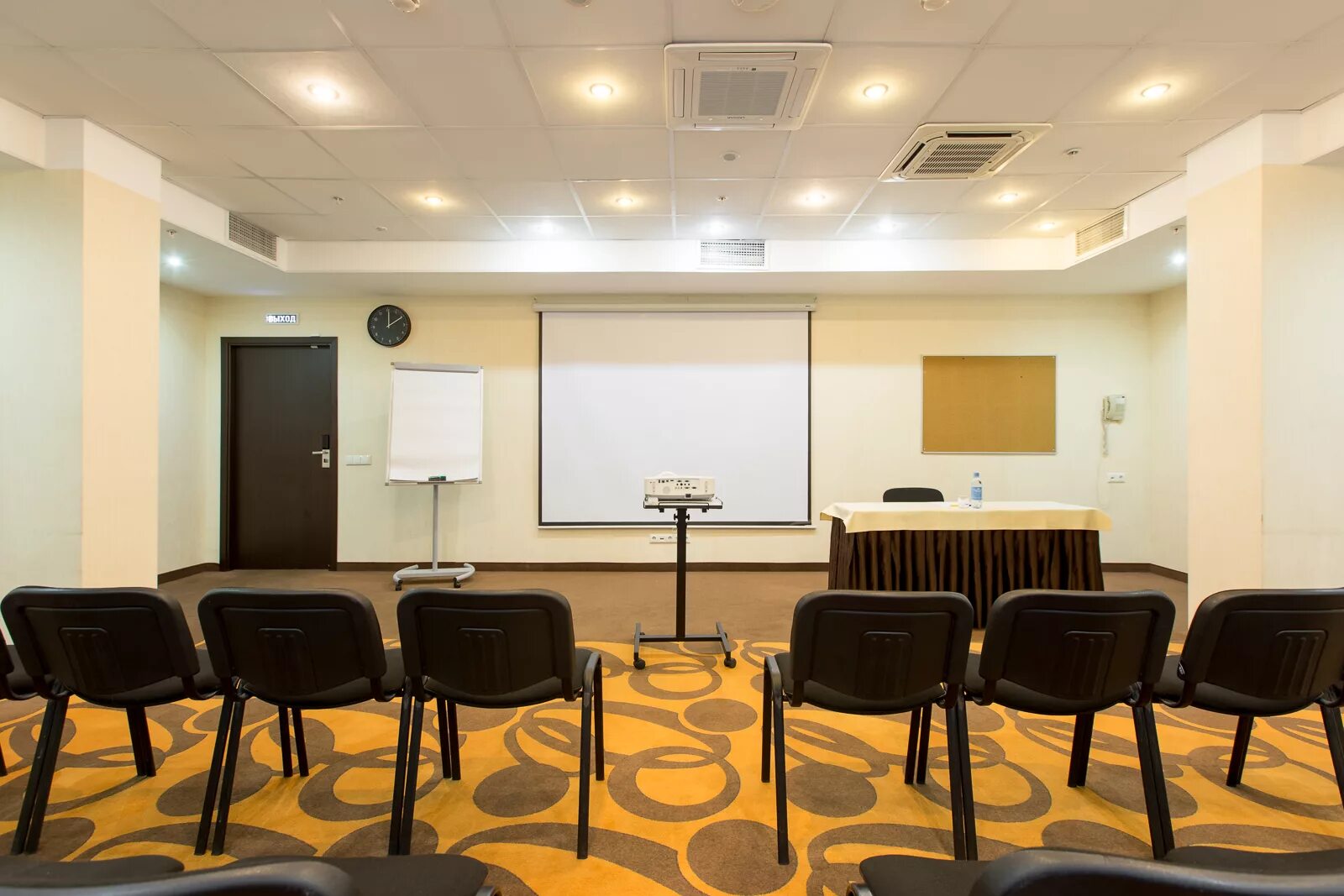 патрик бейтман конференц зал. кулаковский центр конференц зал. вшэ конференц зал 518. газпром конференц холл. сириус парк конференц зал.