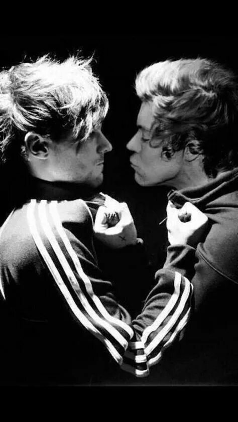 Оба ненавидеть. Фото Ларри. Ларри на фотографии. Larry Stylinson manip 18. Фф Карло и Луи.