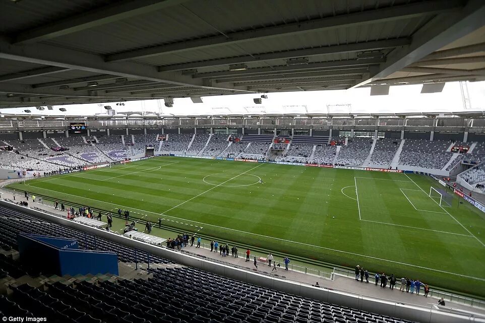 ФК Тулуза стадион. Стадион ФК Тулуза старый. Тулуза Франция ФК. Stadium Municipal de Toulouse. Где играет какой стадионе