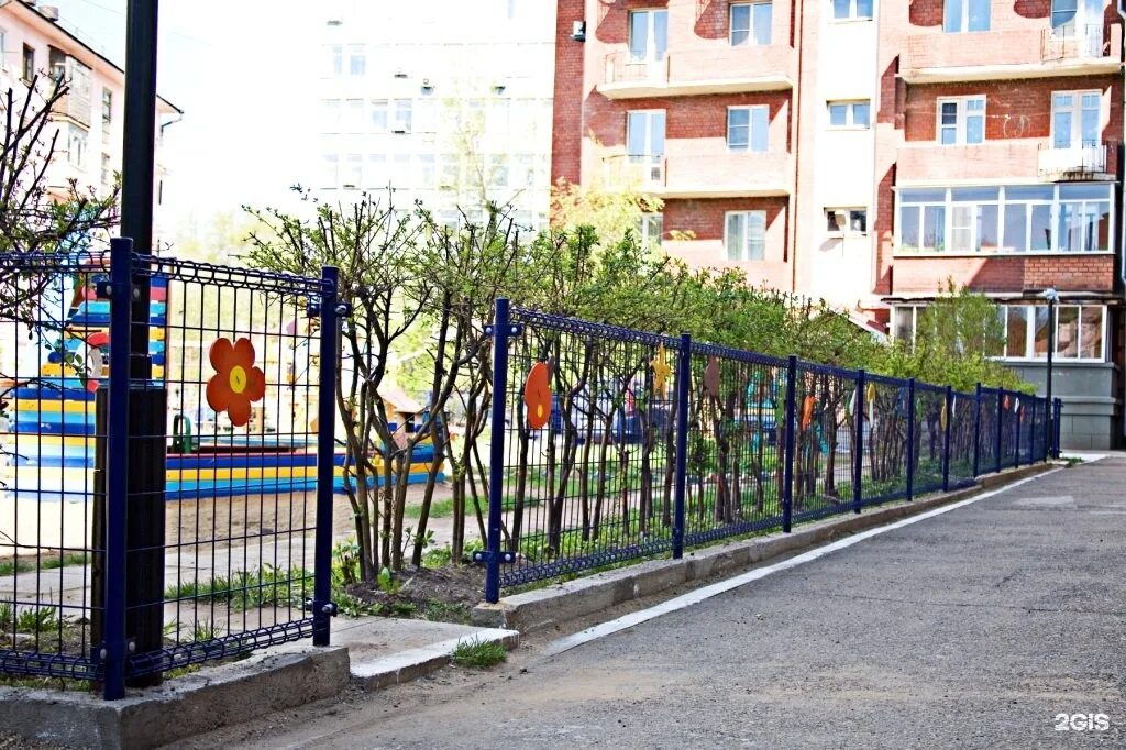 Металлический забор для детского сада. Ограждение для детского садика. Ворота детского сада. Ворота в детский сад. Входные ворота в детский сад.