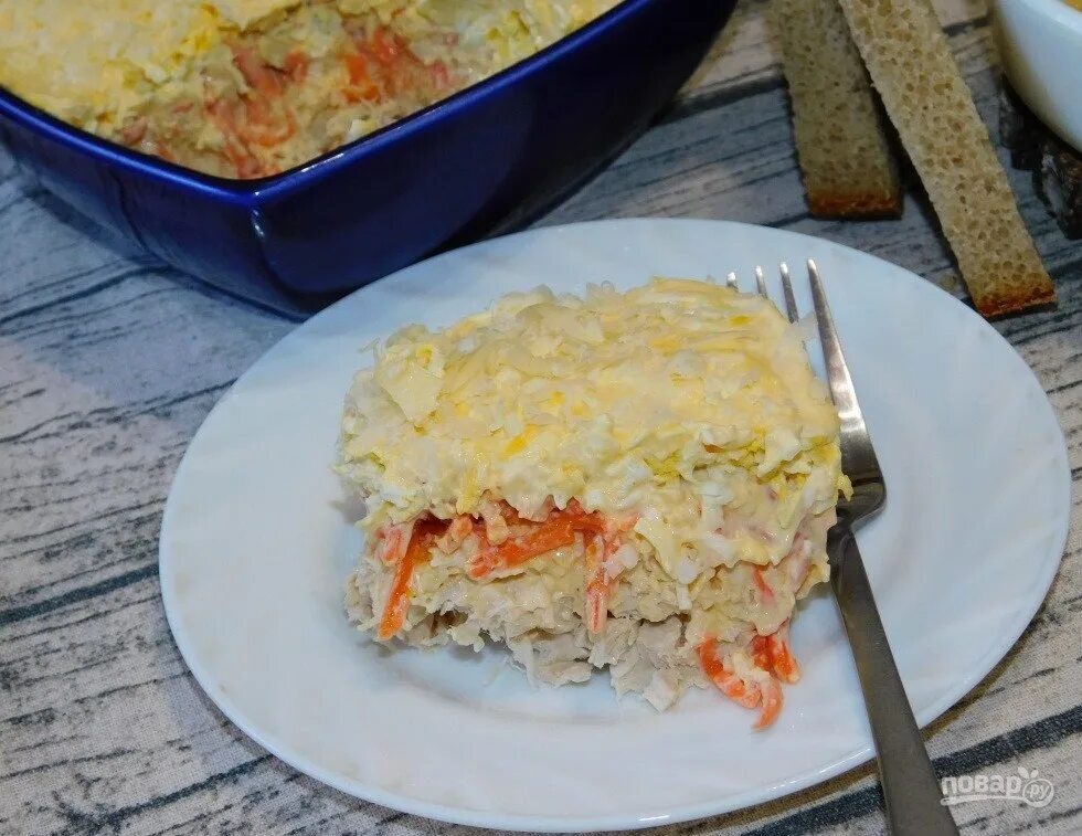 Салат курица яйцо морковка. Салат с курицей сыром морковкой. Салат с морковкой сыром яйцом. Салат слоями с морковкой сыром и яйцом. Салат курица яйцо морковь.