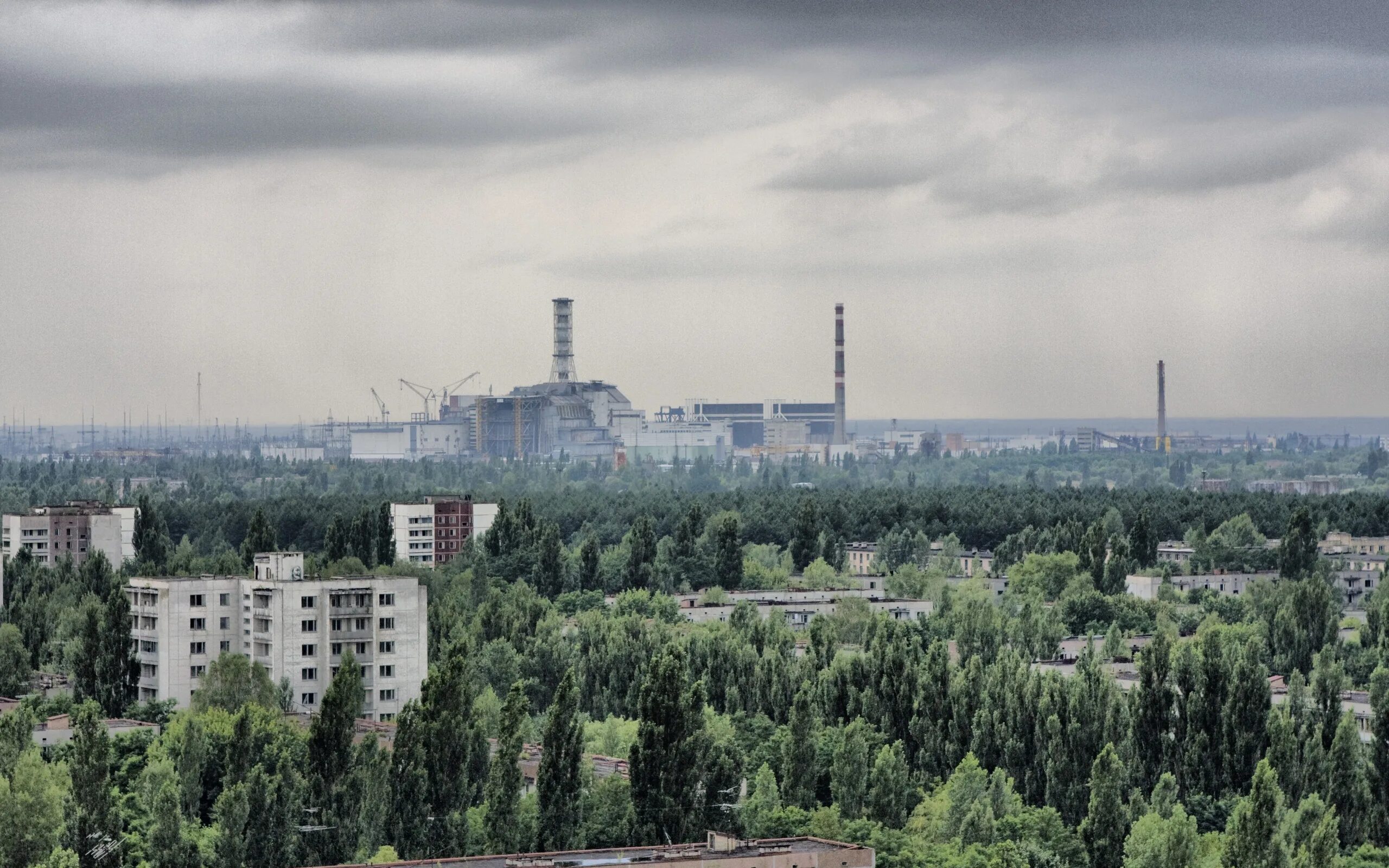 Pripyat chernobyl. Чернобыльская АЭС Припять. ЧАЭС вид с Припяти. Чернобыль город Припять АЭС. Мирный атом Припять.