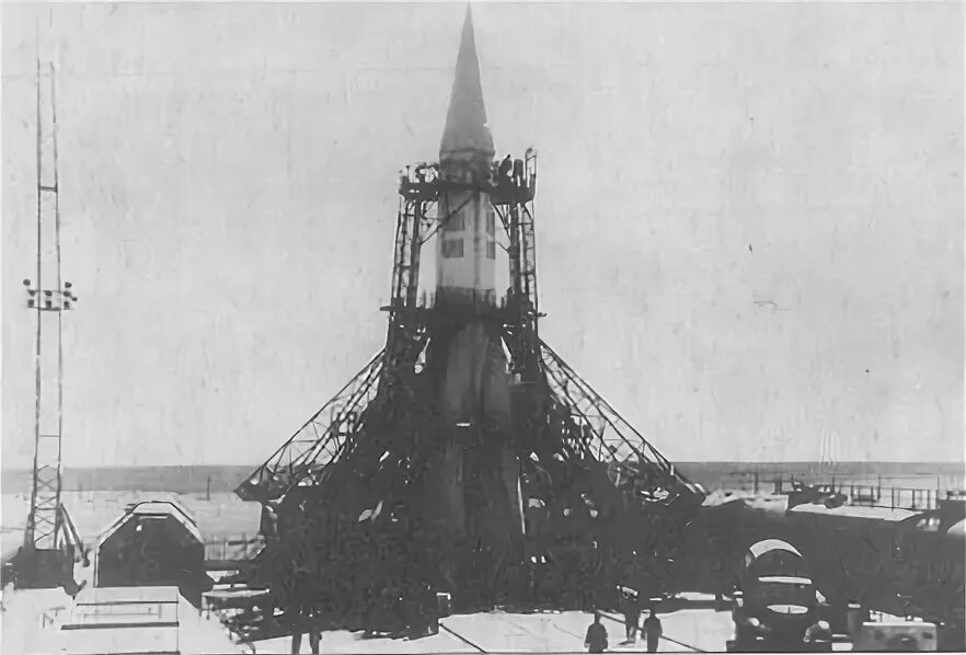 Создание первой баллистической ракеты. Первая межконтинентальная баллистическая ракета (1957). Двухступенчатая баллистическая ракета р-7,. Межконтинентальная баллистическая ракета р-7. Стратегическая ракета р-7 на Байконуре.