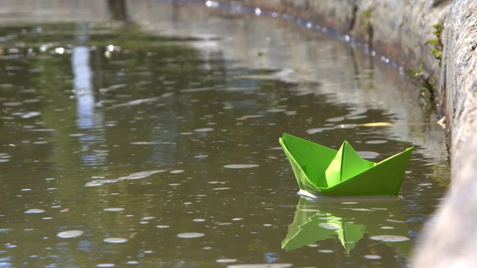 Весенний кораблик из бумаги. Кораблик в ручейке. Бумажный кораблик. Весенние кораблики.
