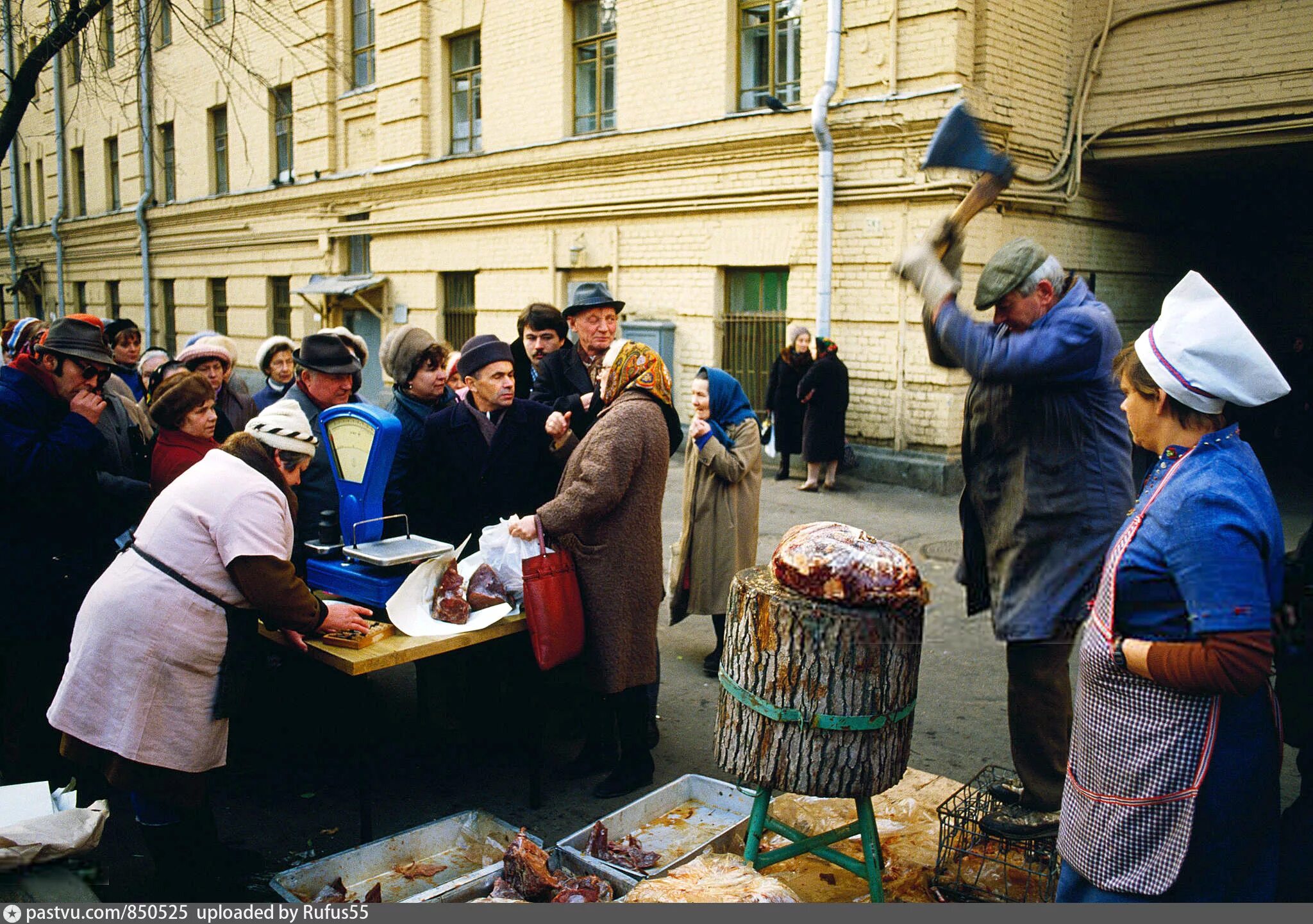 СССР В 90 Е годы очередь в магазин. Очередь за хлебом в Москве 1990. СССР 1990 год. Уличная торговля в 1970 годы СССР. Экономика 80 х годов