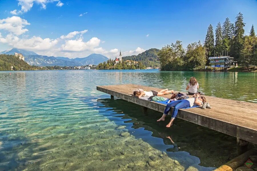 Чтения на озерах. Блед Словения пляж. Озеро Bled Словения. Словения озеро Блед пляж. Отдыхающие на озере.
