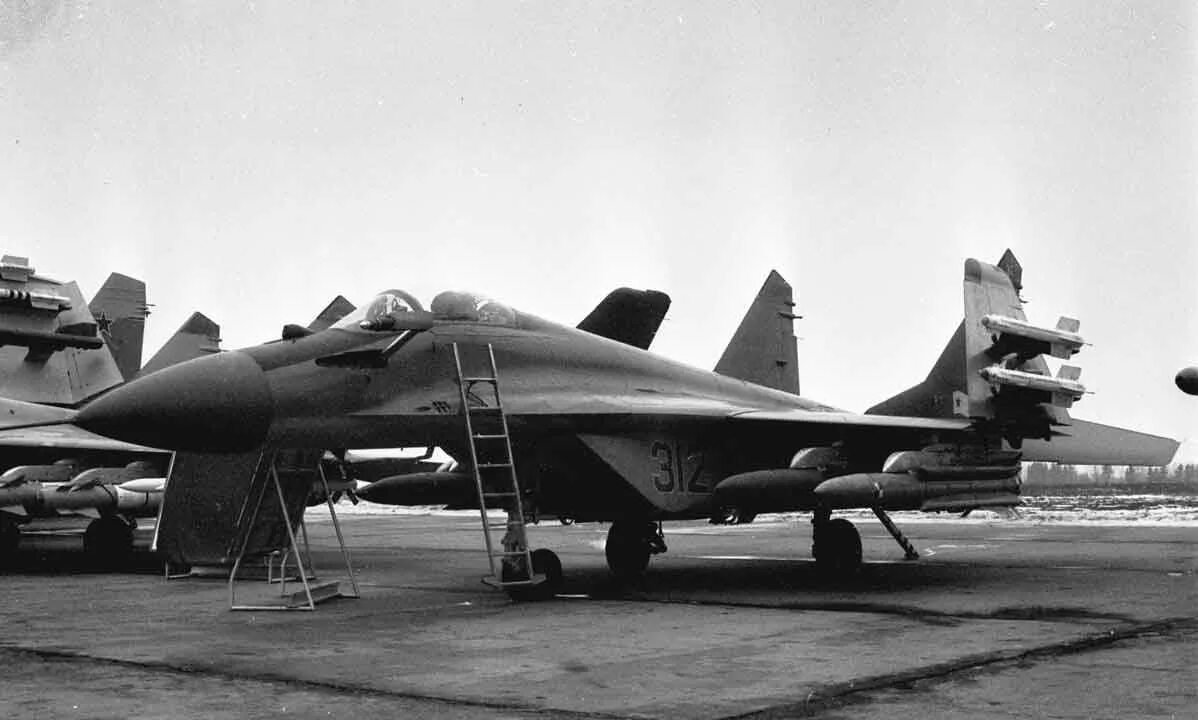 Миг 29 1977. Палубный истребитель миг-29к. Первый полет истребителя миг-29.. Миг 1977. First 29