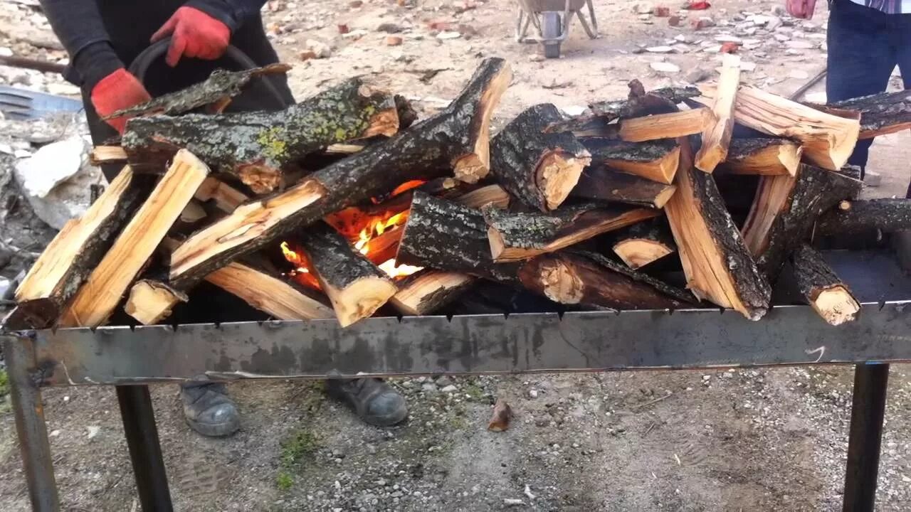 Сколько нужно угля на шашлык. Дрова для мангала. древесина для мангала. дрова для шашлыка. уголь и дрова для мангала.