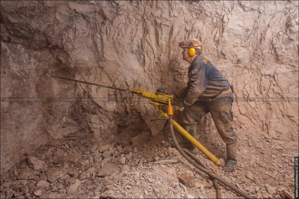 скважинный заряд и шпуровой заряд. рукава для зарядки взрывных скважин. горные взрывные работы. бурение шпуров перфораторами в шахте. полиэтиленовый рукав для скважины.