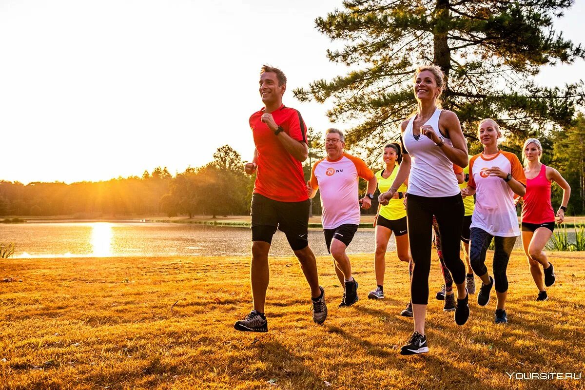 Человек на пробежке. Бег в группе. Бегущие ноги. Бежало несколько человек. Спортивные люди.