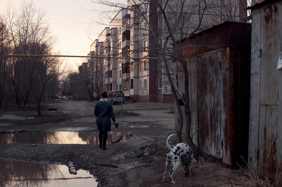 Тоскуй город. Эстетика ебеней спальный район. Серость России. Серые улицы России. Мрачный российский город.