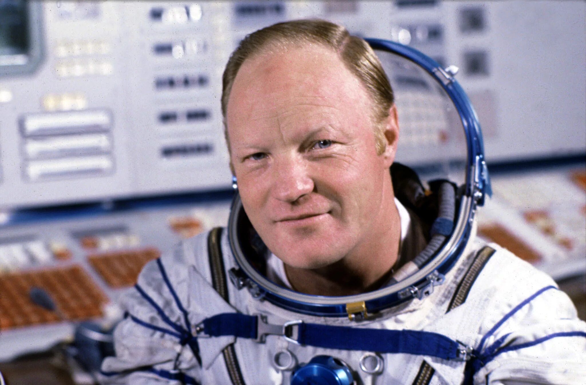 Роман таскаев летчик. Игорь волк летчик испытатель. Летчика-космонавта игорь волк. Игорь петрович волк. Летчика испытателя петровича.