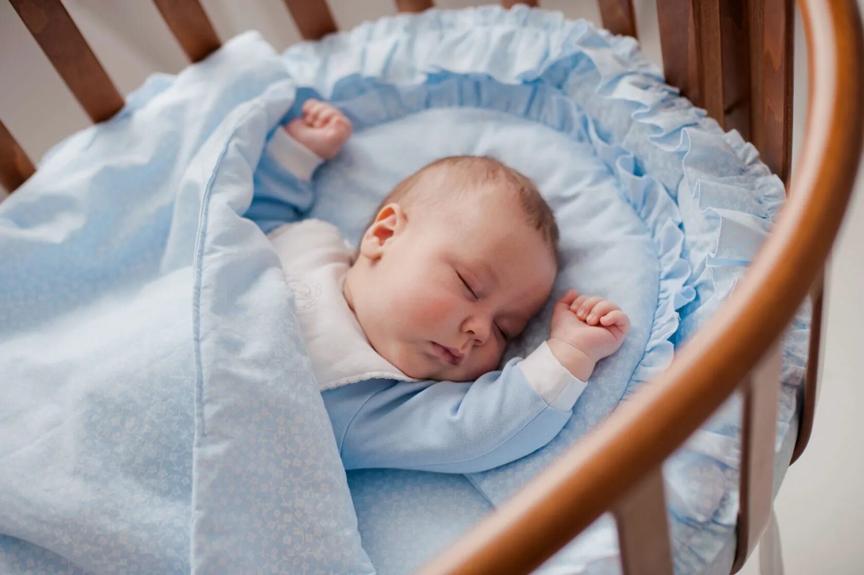 Кроватка для новорожденного. Младенец в кроватке. Новорожденный ребенок в кроватке. Колыбель для детей.