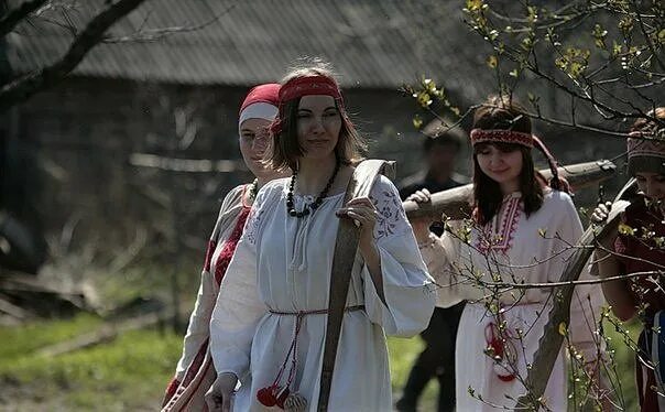 Деревянные ведра с коромыслом. Коромысло с ведрами. Девушка с коромыслом. Группа коромысло. Группа коромысло.