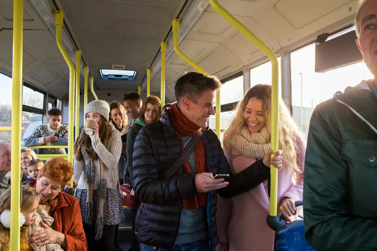 Толпа девушка в автобусе. Автобус. подростки в общественном транспорте. люди в автобусе. мужчина в общественном транспорте.
