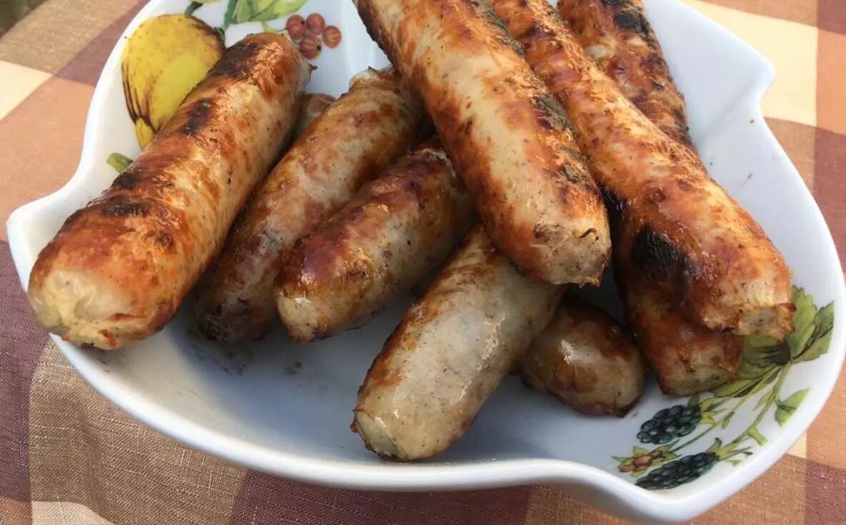 Как правильно пожарить купаты. Купаты. купаты жареные на мангале. купаты куриные на мангале. картошка с купатами на углях.