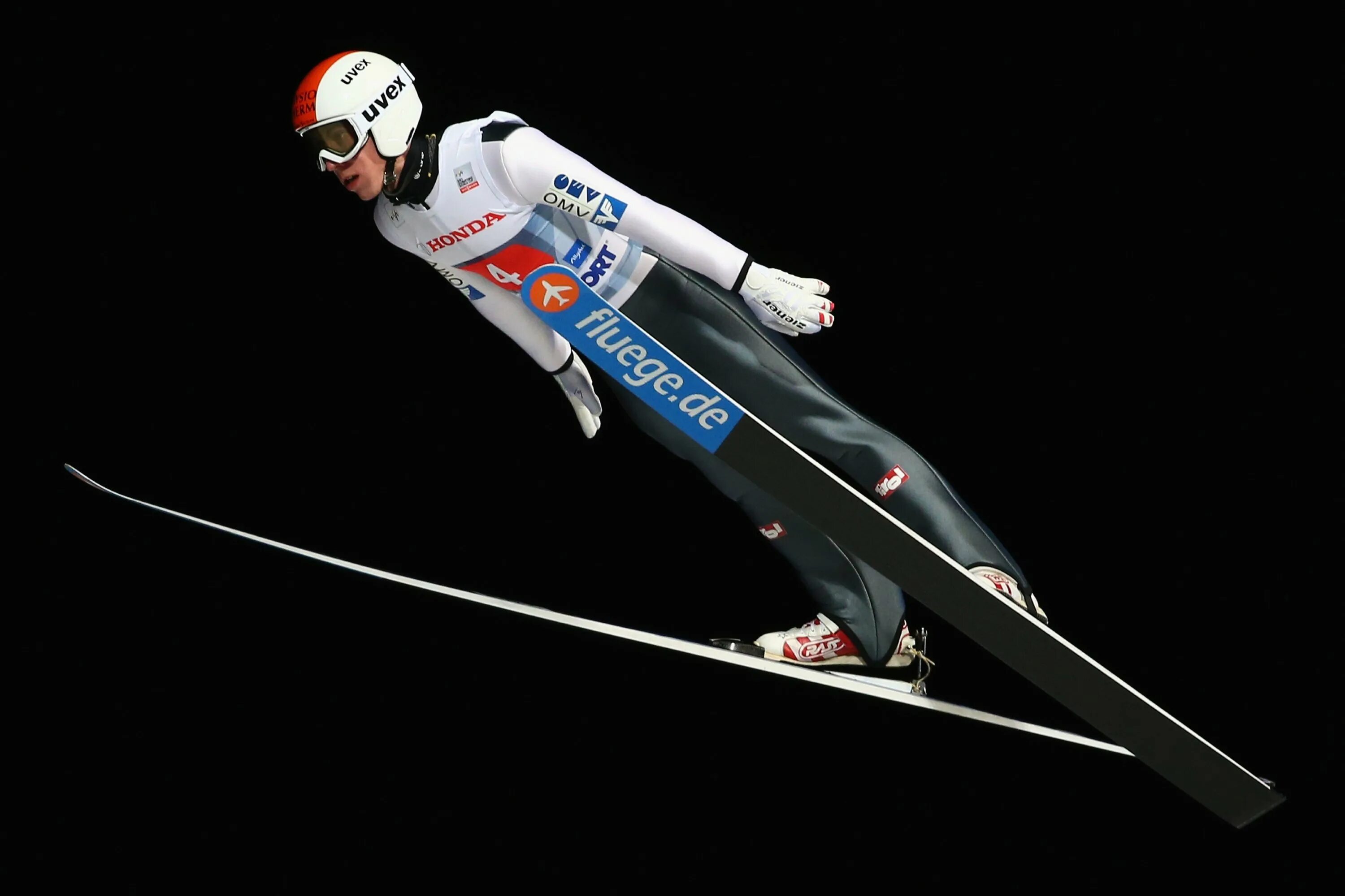 Виды лыжного спорта прыжки с трамплина. Лыжный спорт прыжки с трамплина. Прыжки на лыжах с трамплина олимпиады в Сочи 2014. Прыгун с трамплина на лыжах. Лыжник на трамплине.