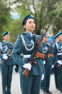 Қыз жыныстық қатынасқа түседі