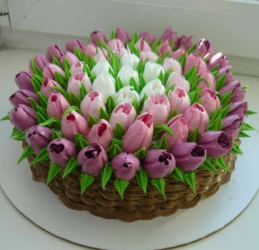 День рождения женщине в домашних условиях. Торт с тюльпанами. Украшение торта тюльпанами. Торт корзина с тюльпанами. Тортик с тюльпанами.