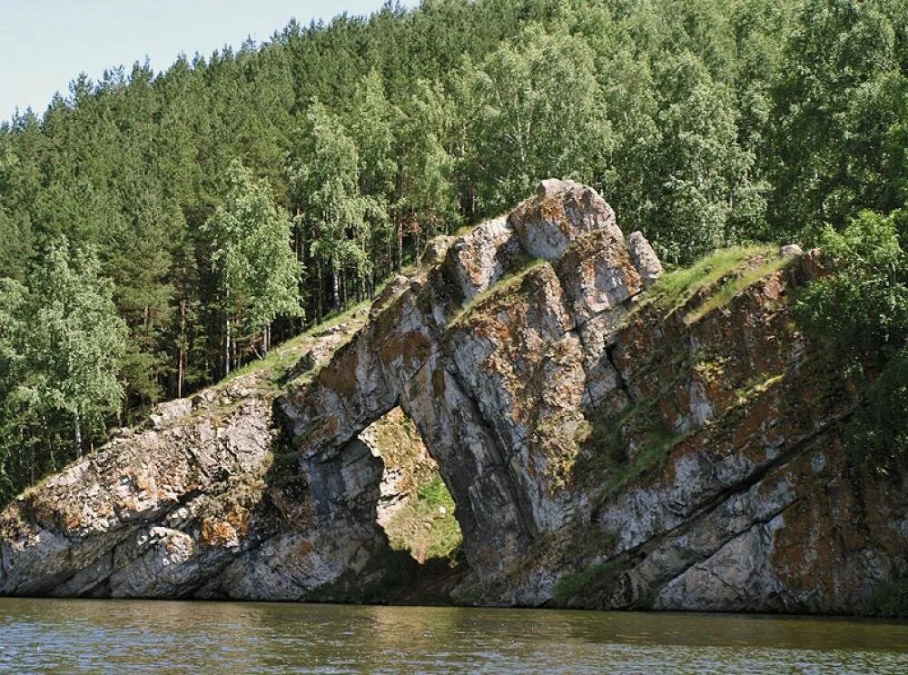 Каменские горы. Скала каменные ворота Каменск-Уральский. Урал Каменск Уральский каменные ворота. Достопримечательности Каменска-Уральского скалы. Скала каменные ворота Свердловская область.