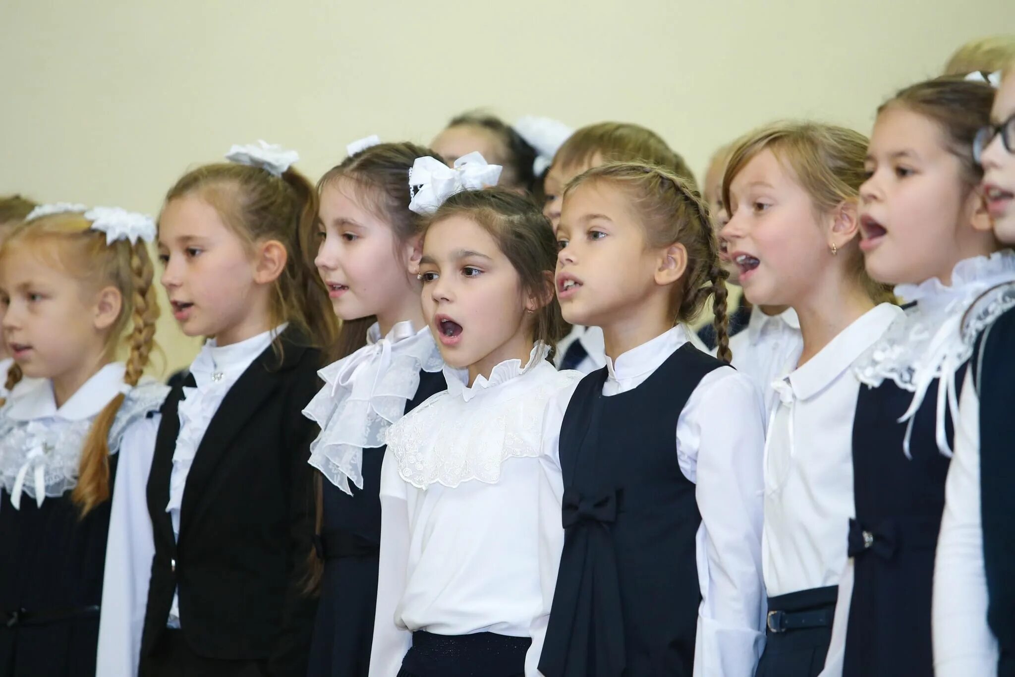 Первый ученик песня. Школьники поют. Пение в начальной школе. Дети поют в школе. Урок пения в школе.