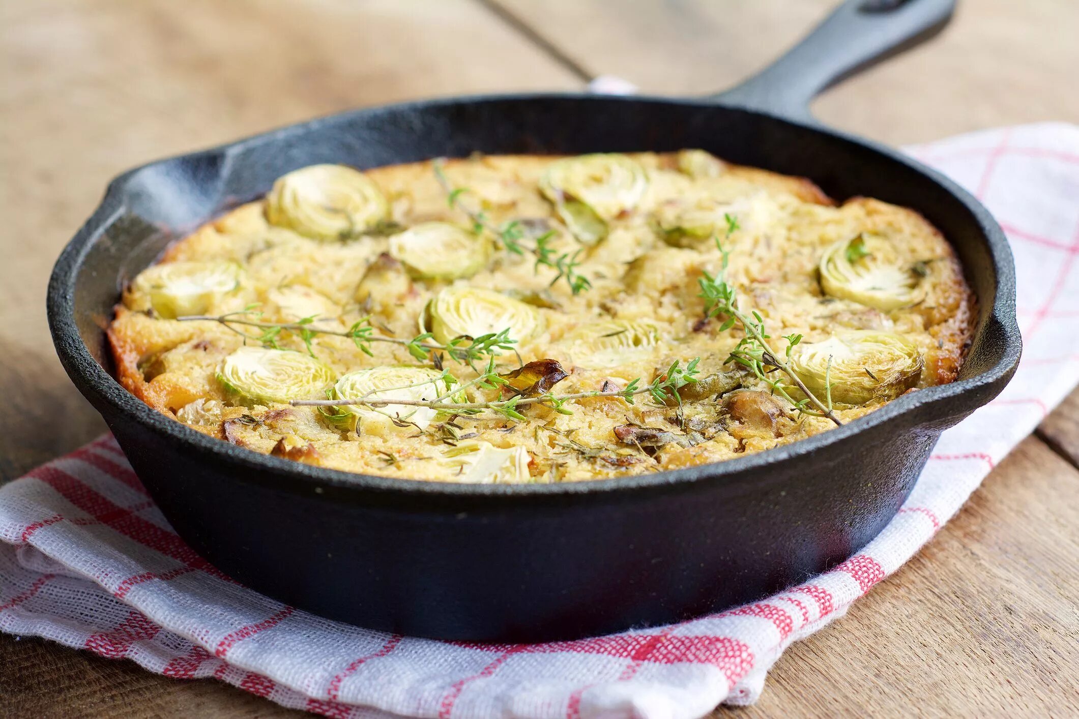 Рис со свининой на сковороде с луком и морковью. Свинина тушёная с морковкой. Как потушить лук на сковороде. Кабачки тушеные с помидорами. Как потушить лук на сковороде.