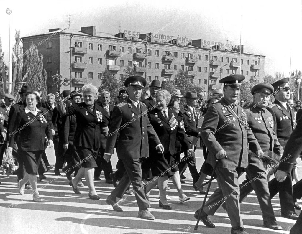 5 мая 1980 год. Первомайская демонстрация 1980. 1 мая 1980. первомайская демонстрация волгоград. ветераны в 1980.
