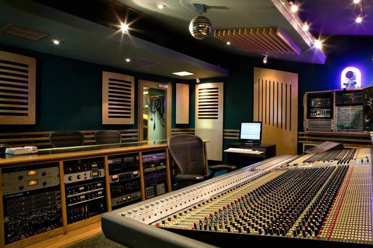 Sounds rooms. Control Room студия звукозаписи. Control Room record Studio интерьер. Саунд комната. Control Studio Sound Room.