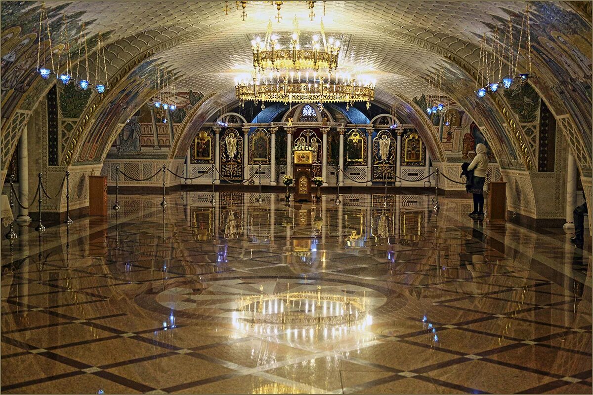 Мол щийся в церкви