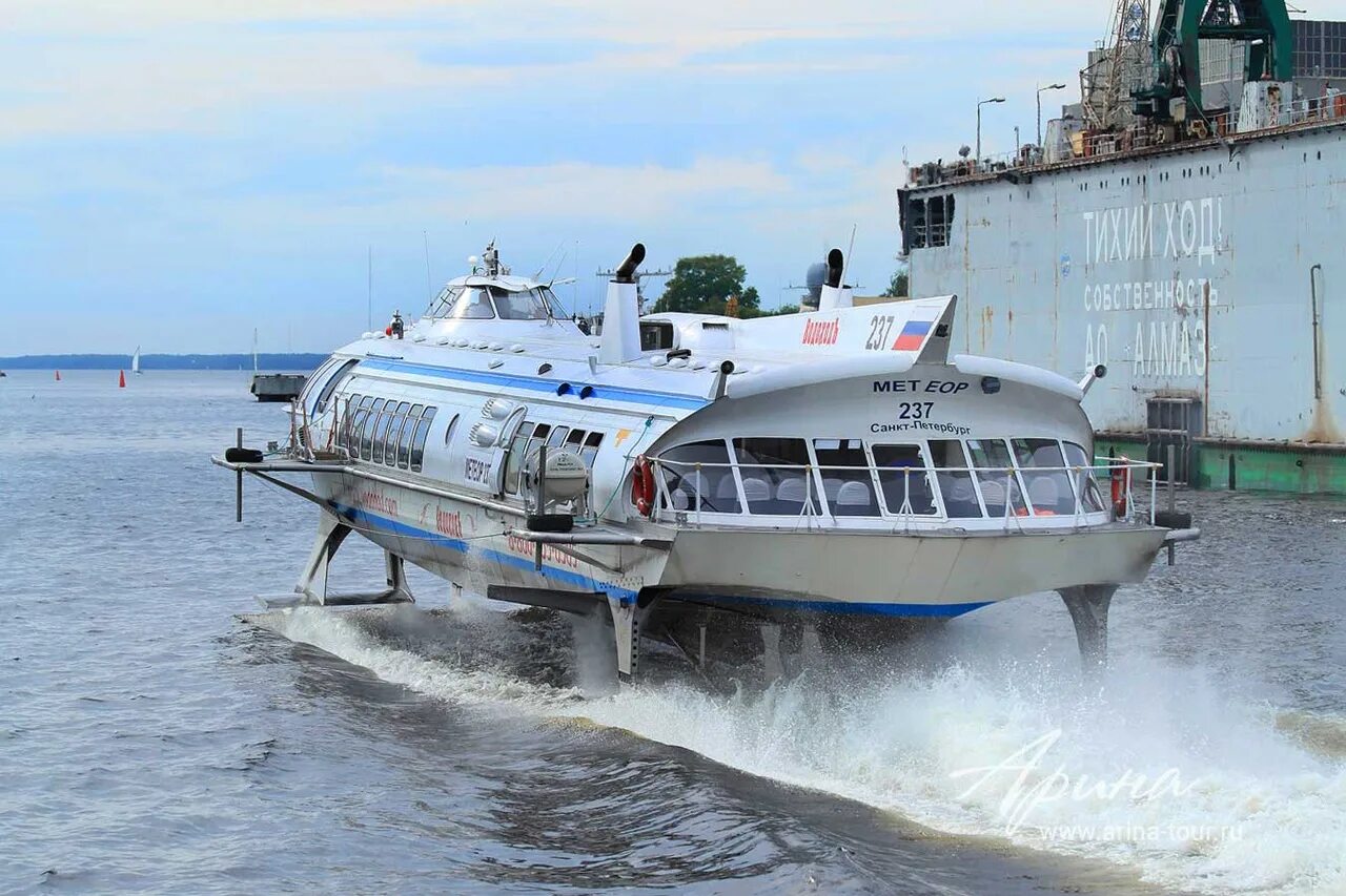 Метеор кронштадт форт. Метеор в кронштадт. Метеор питер петергоф. Петергоф теплоход метеор. Метеор в кронштадт из санкт петербурга.