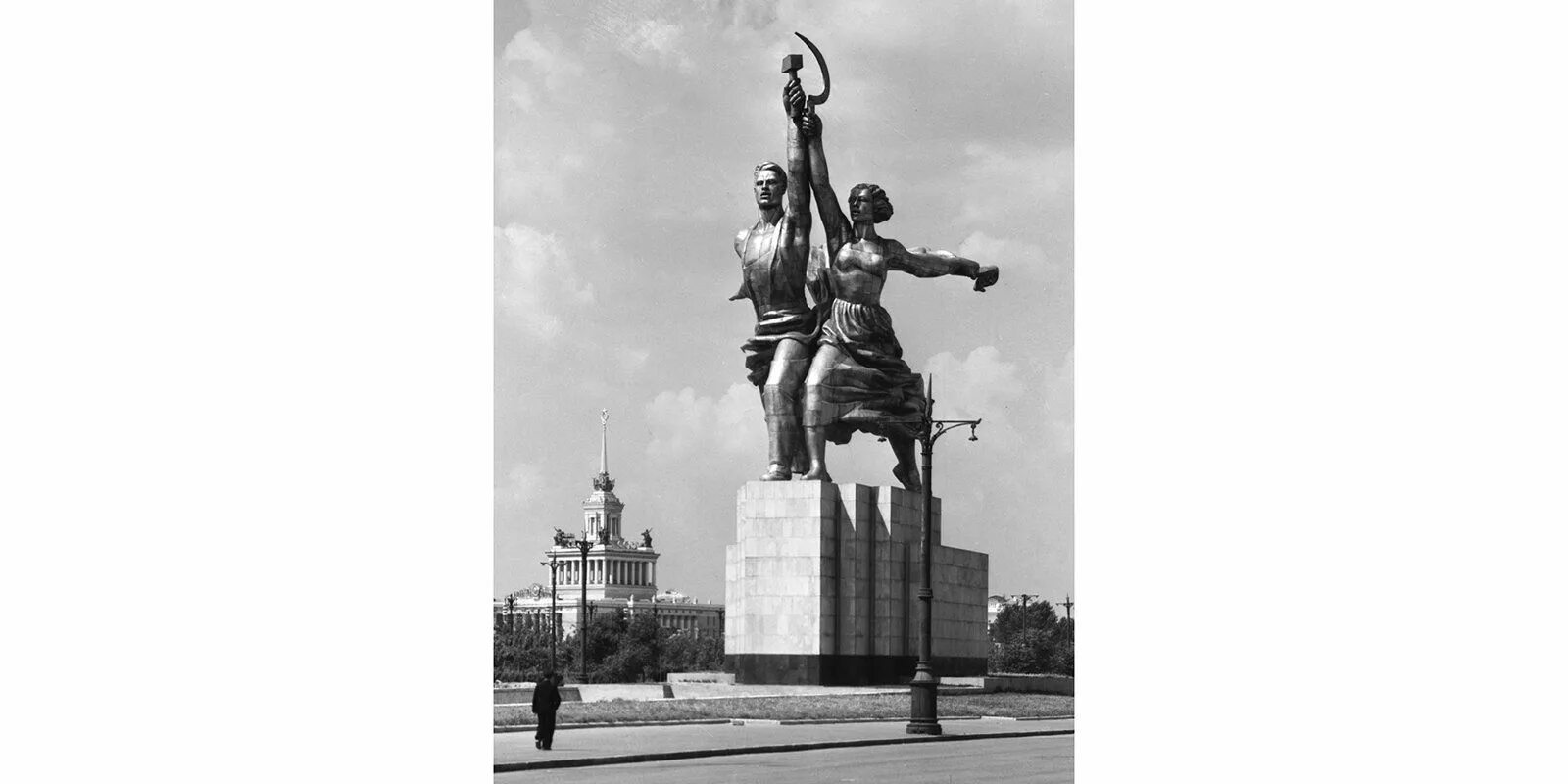 Рабочий и колхозница выставки 2025. Тракторист и колхозница вднх 1939. рабочий и колхозница мухина 1930. монумент веры мухиной «рабочий и колхозница» в париже. скульптура мухиной на выставке в париже.