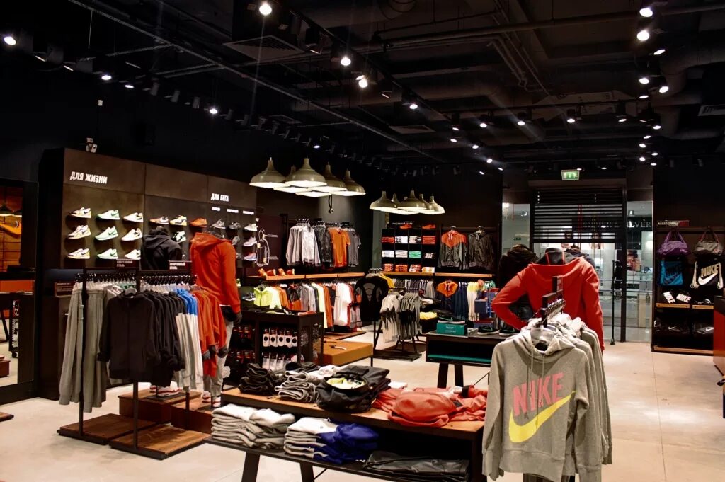 Найк магазин одежды. Nike Store Ереван. Европейский магазин Nike. Европейские магазины спортивной одежды. Красивый спортивный магазин.