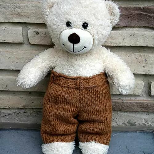 Тедди одежда. Вязаная одежда для медвежонка. Вязаный мишка в одежде. Медвежонок в одежде. Одежда для мишки спицами.