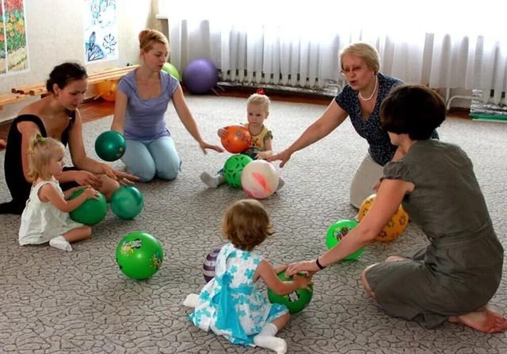 Развлечение совместно родителями. Занятия с детьми раннего возраста. Мама и малыш занятия. Дети раннего возраста в детском саду. Занятия на мяче в детском саду.