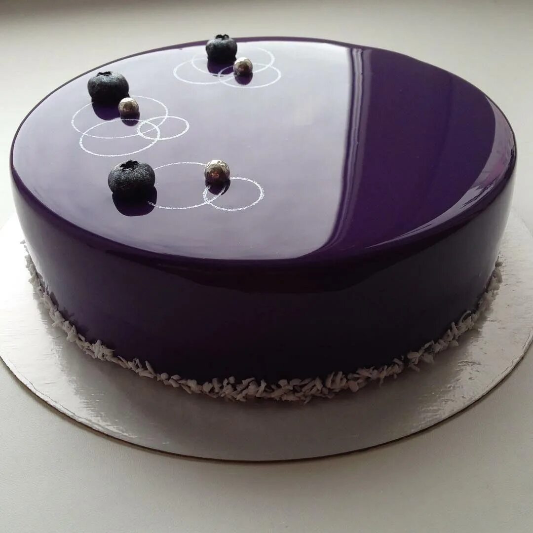 Зеркальная глазурь гляссаж. Зеркальный муссовый торт. Гляссаж зеркальной глазурью на торте. Торты с зеркальной глазурью фиолетовый.