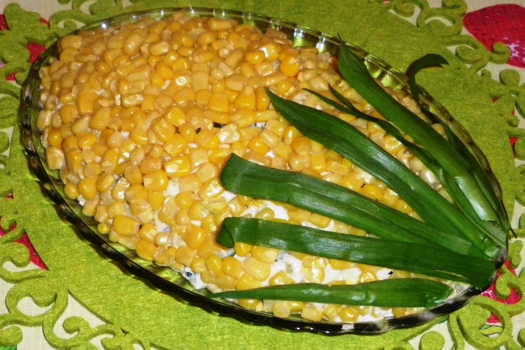 Рецепт салатов без кукурузы. Салат с кукурузой. салат с початками. кукурузный салат. салат в форме кукурузы.