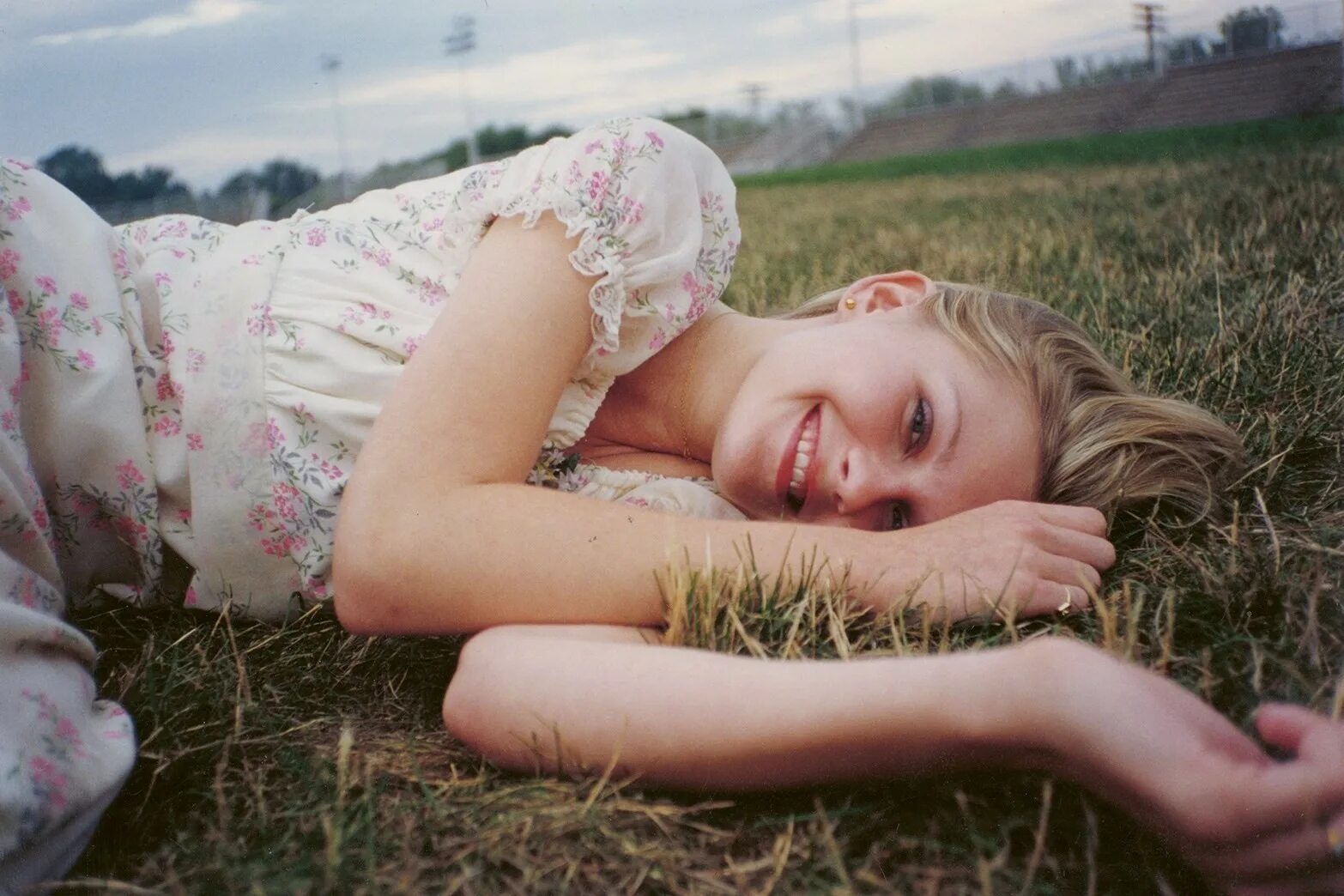 Желание девственницы. The Virgin Suicides 1999. Девственницы-самоубийцы / the Virgin Suicides (1999). Кирстен Данст Virgin Suicides. Кирстен Данст 1999.