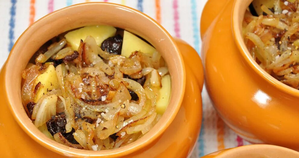 жаркое из говядины с черносливом. мясо в горшочке с черносливом в духовке. говядина с черносливом в духовке в горшочке. говядина с черносливом в духовке в горшочке. говядина в горшочках с картошкой.