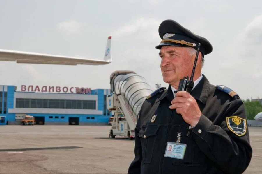 Инспектор перронного контроля пулково. Инспектор воздушного судна. Службы аэропорта внуково. Аэропорт внуково служба авиационной безопасности форма. Сотрудники аэропорта.