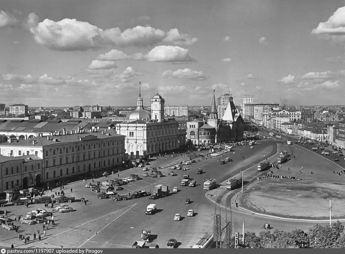 Какая старая площадь в москве. Москва Наума Грановского 80-е.