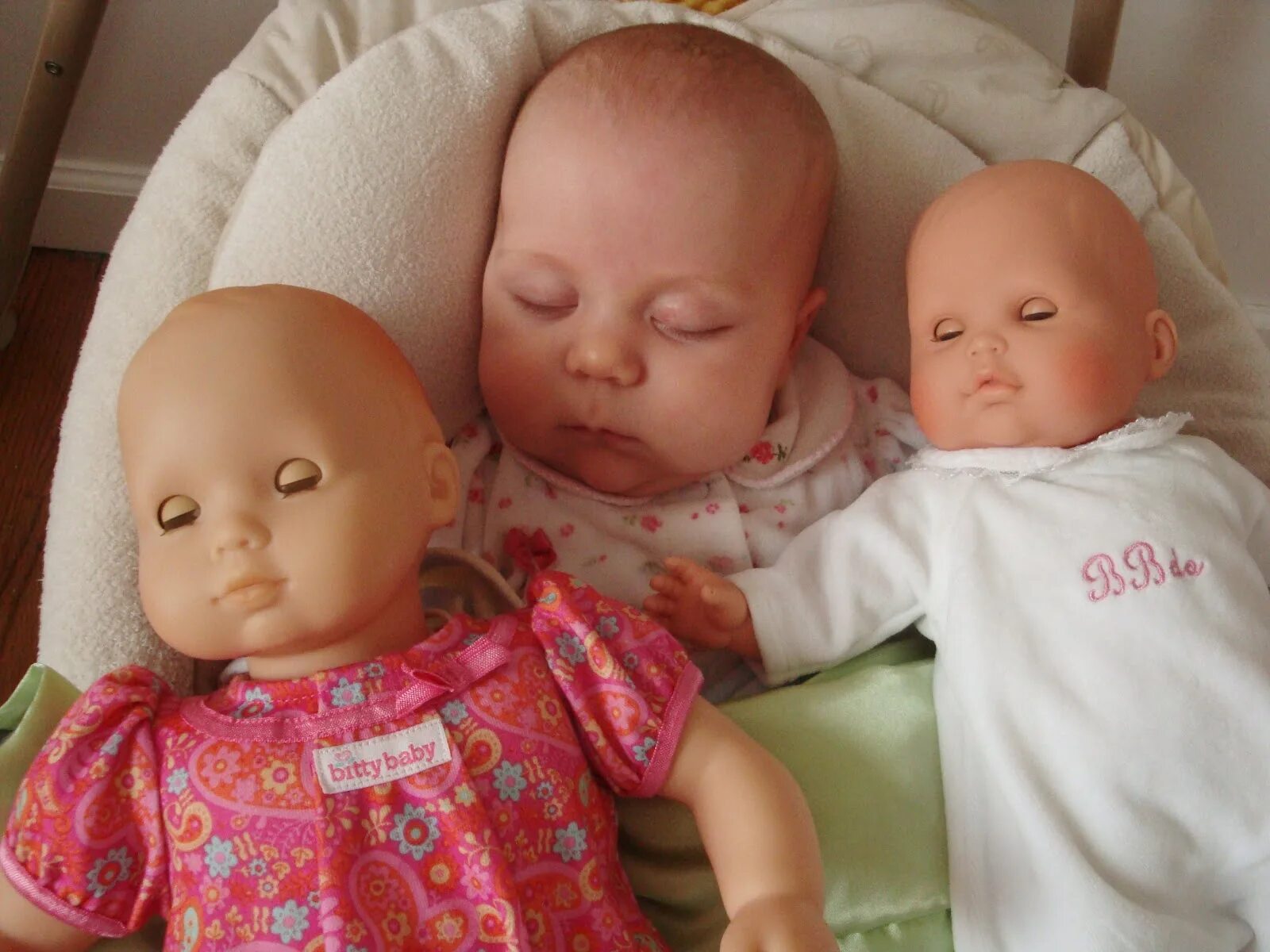 Куклы похожие на детей. Кукла которая похожа на настоящего ребенка. Куклы похожи на настоящих малышей. Куклы похожие на настоящих. Пупсы как настоящие